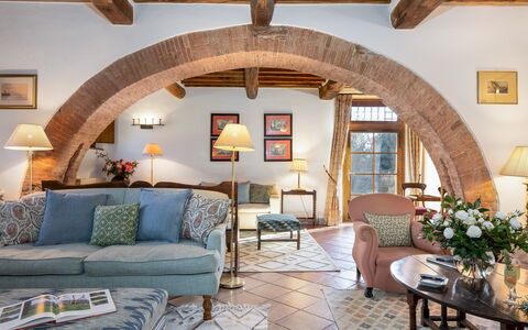 Scandelaia 12: Mobilia, Interior Design, Divano, Soffitto, Tavolo, Soggiorno, Illuminazione, Sedia, Camera, Pavimentazione