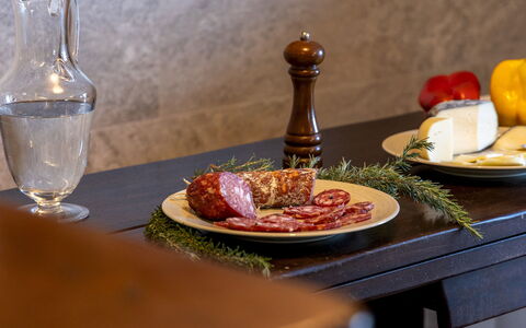 Villa Bel Panorama 8: Food, Tableware, Ingredient, Serveware, Table, Fruit, Produce, Stemware, Dishware