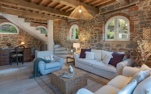 Villa Carlotta 8: Mobilia, Interior Design, Pavimentazione, Divano, Tavolo, Sedia, Soffitto, Pavimento, Casa, Soggiorno
