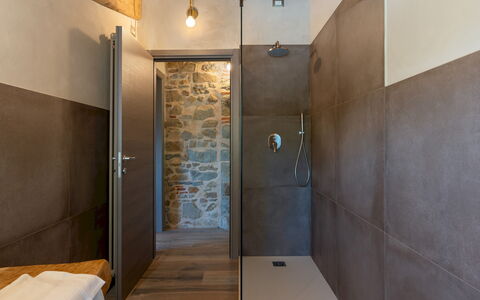 Villa Carlotta 8: Parete, Pavimentazione, Pavimento, Idraulico Fixture, Interior Design, Bagno, Marrone, Idraulico, Soffitto, Materiale Composito