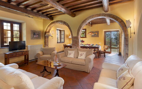 Villa Montefalconi 11: Mobilia, Interior Design, Pavimentazione, Parete, Divano, Pavimento, Soffitto, Soggiorno, Legna, Tavolo