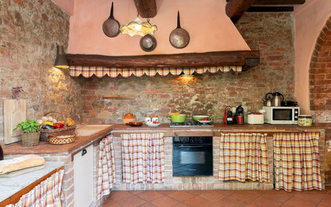 Villa Montefalconi 11: Cucina, Interior Design, Mobilia, Controsoffitto, Pavimentazione, Camera, Elettrodomestico Da Cucina, Cabinetry, Brick, Cibo
