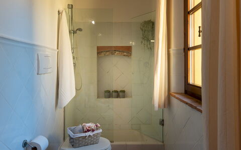 Villa Montefalconi 11: Parete, Interior Design, Pavimentazione, Bagno, Pavimento, Idraulico Fixture, Illuminazione, Soffitto, Idraulico, Camera