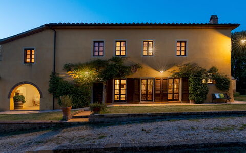 Villa Montefalconi 11: Parete, Casa, Facciata, Casa, Architettura, Estate, Porta, Villetta, Giardino, Agriturismo