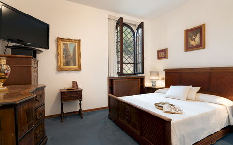 Villa Manganelli 12: Furniture, Interior Design, Wood, Bedroom, Flooring, Bed, Picture Frame, Lighting, Drawer, Room