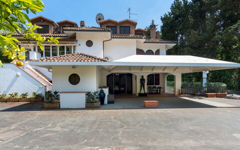Villa Manganelli 12: Roof, Home, Residential Area, Estate, Shade, Outdoor Structure, Hacienda, Villa, Balcony, Mansion