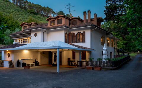 Villa Manganelli 12: Building, Window, House, Roof, Home, Residential Area, Architecture, Estate, Door, Cottage