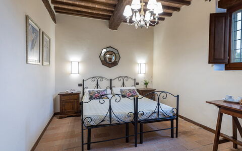 Villa le Tornaie 14: Mobilia, Camera Da Letto, Pavimentazione, Interior Design, Letto, Pavimento, Soffitto, Illuminazione, Telaio Del Letto, Camera