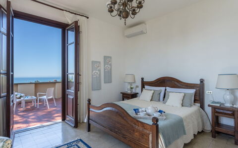 Villa ai Venti 8: Mare, Ricorrere, Costa, Pavimento, Mobilia, Oceano, Appartamento, Costiera E Morfologie Oceanic, Balcone, Sedia