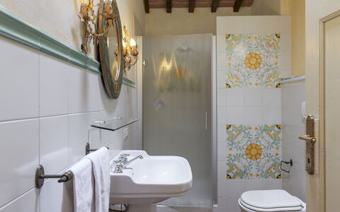 Villa Iside 8: Bagno, Idraulico Fixture, Interior Design, Pavimentazione, Rubinetto, Lavandino Del Bagno, Idraulico, Piastrella, Lavello, Porcellana