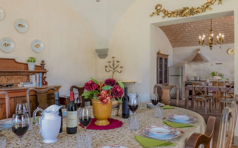 Villa Iside 8: Mobilia, Interior Design, Tavolo, Pavimentazione, Sedia, Cucina & Sala Da Pranzo Tavolo, Sala Da Pranzo, Porcellana, Soffitto, Pianta Della Casa