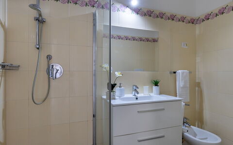 Villa Meraviglia 8: Bagno, Idraulico Fixture, Pavimentazione, Interior Design, Lavandino Del Bagno, Lavello, Pavimento, Rubinetto, Specchio, Idraulico