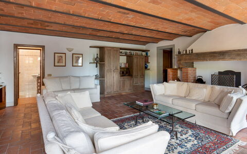 Casa Paggetti 8: Mobilia, Interior Design, Pavimentazione, Pavimento, Divano, Parete, Legna, Soffitto, Camera, Soggiorno