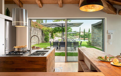 Villa Krisztina 10: Mobilia, Cucina, Interior Design, Controsoffitto, Pavimentazione, Legna, Cucina & Sala Da Pranzo Tavolo, Soffitto, Pavimento, Sedia