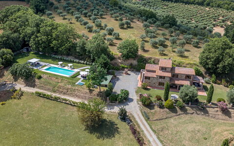 Villa Pianello 10: Zona Residenziale, Casa, Estate, Casa, Giardino, Hacienda, Agriturismo, Prato, Villa, Landscaping