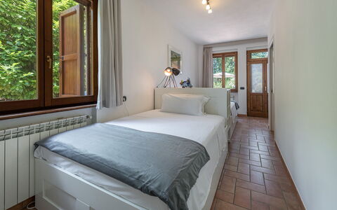 Villa Pianello 10: Letto, Camera Da Letto, Interior Design, Legna, Lenzuolo, Bedding, Mobilia, Soffitto, Pavimento, Casa