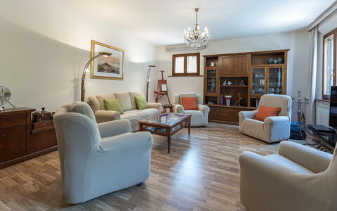 Villa Pianello 10: Mobilia, Interior Design, Pavimentazione, Divano, Pavimento, Legna, Camera, Soggiorno, Soffitto, Tavolo