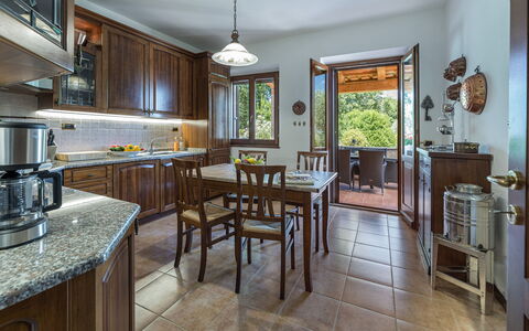 Villa Pianello 10: Interior Design, Mobilia, Soffitto, Cucina & Sala Da Pranzo Tavolo, Pavimentazione, Cucina, Sala Da Pranzo, Controsoffitto, Tavolo, Camera