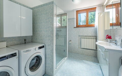 Villa Pianello 10: Pavimentazione, Interior Design, Pavimento, Idraulico Fixture, Soffitto, Mobiletto Del Bagno, Rubinetto, Camera, Bagno, Piastrella