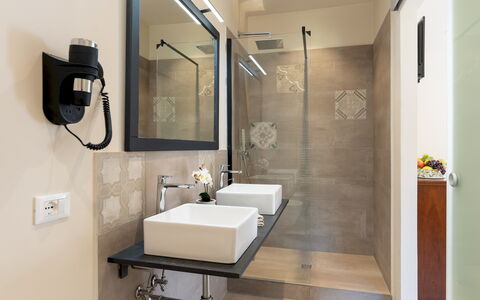 Valleverde 28+2: Interior Design, Idraulico Fixture, Bagno, Pavimentazione, Parete, Lavello, Specchio, Pavimento, Lavandino Del Bagno, Rubinetto