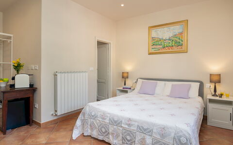 Valleverde 28+2: Mobilia, Letto, Interior Design, Camera Da Letto, Parete, Legna, Lenzuolo, Bedding, Pavimentazione, Pavimento