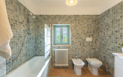 Casa Pippin 8: Flooring, Bathroom, Plumbing Fixture, Floor, Interior Design, Tile, Ceiling, Plumbing, Tap, Toilet