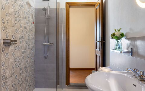 Tenuta Francigena 8: Bagno, Idraulico Fixture, Lavandino Del Bagno, Pavimentazione, Pavimento, Interior Design, Lavello, Rubinetto, Specchio, Idraulico