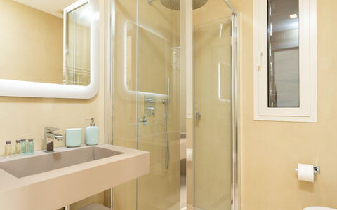 Podere Terranuova 10+2: Interior Design, Parete, Bagno, Pavimentazione, Idraulico Fixture, Pavimento, Lavandino Del Bagno, Camera, Illuminazione, Idraulico