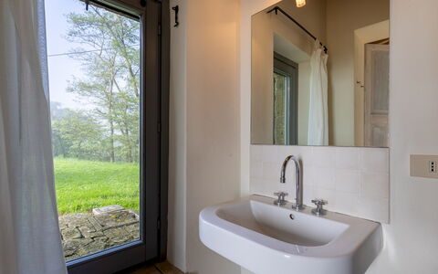 Villa dei Rosmarini 8: Wood, Plumbing Fixture, Floor, Glass, Shade, Plumbing, Bathroom, Wood Stain, Daylighting, Tap