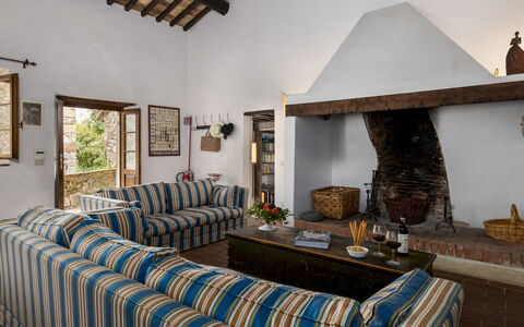 Castellare in Poggio 10: Mobilia, Parete, Legna, Casa, Interior Design, Pavimentazione, Soggiorno, Camera, Cornice, Sedia