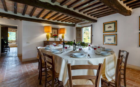 Castellare in Poggio 10: Mobilia, Tavolo, Sala Da Pranzo, Interior Design, Casa, Cucina & Sala Da Pranzo Tavolo, Sedia, Pianta Della Casa, Vaso Di Fiori, Tovaglia
