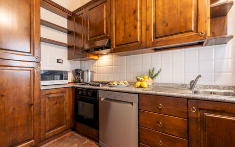 Casale Fienile 8: Cabinetry, Cucina, Legna, Controsoffitto, Apparecchio Major, Elettrodomestico Da Cucina, Pavimentazione, Interior Design, Credenza, Camera