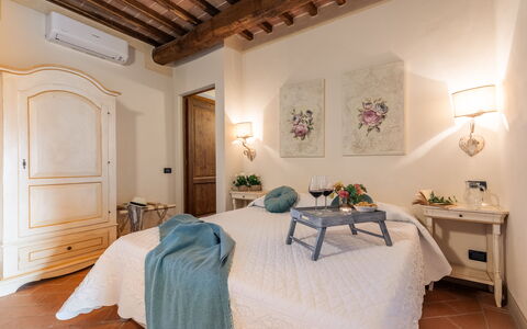 Casale Teatro 10: Mobilia, Camera Da Letto, Interior Design, Letto, Casa, Pavimentazione, Pavimento, Lenzuolo, Camera, Illuminazione