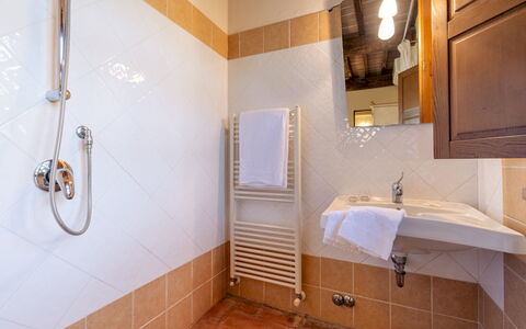 Casale Teatro 10: Pavimentazione, Pavimento, Interior Design, Idraulico Fixture, Bagno, Rubinetto, Soffitto, Idraulico, Camera, Lavello
