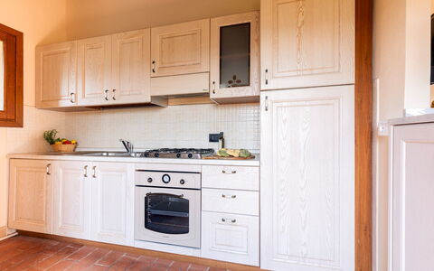 Casale Teatro 10: Legna, Cucina, Cabinetry, Pavimentazione, Apparecchio Major, Interior Design, Elettrodomestico Da Cucina, Controsoffitto, Credenza, Pavimento