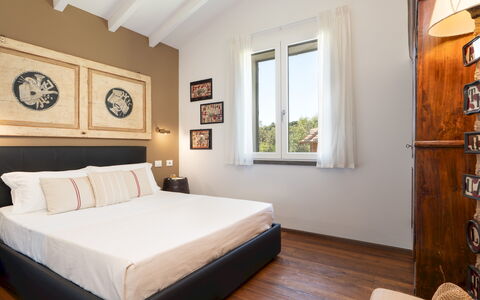 Villa la Casina 4: Furniture, Bed, Interior Design, Bedroom, Bedding, Wood, Bed Sheet, Room, Home, Flooring