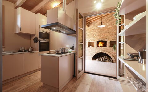 Agriresort Bacaringhe 13: Interior Design, Cucina, Parete, Pavimentazione, Controsoffitto, Soffitto, Mobilia, Legna, Pavimento, Camera