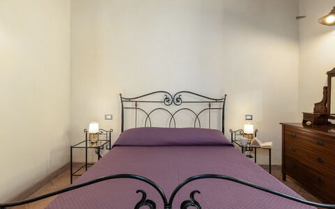 Poggio delle Lumie 6: Parete, Interior Design, Pavimentazione, Pavimento, Camera Da Letto, Letto, Soffitto, Camera, Mobilia, Telaio Del Letto