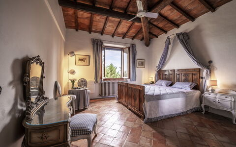 Podere Casanovina 12: Mobilia, Parete, Interior Design, Pavimentazione, Letto, Casa, Camera Da Letto, Illuminazione, Pavimento, Telaio Del Letto