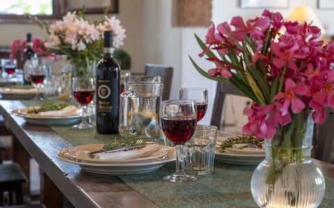 Podere Casanovina 12: Mobilia, Tavola, Tavolo, Bicchieri, Interior Design, Stemware, Sala Da Pranzo, Serveware, Centrotavola, Barware