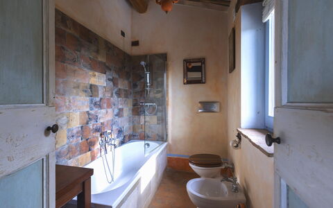 Villa Aperolli 4: Wall, Plumbing Fixture, Bathroom, Flooring, Bathtub, Interior Design, Floor, Tap, Plumbing, Ceiling