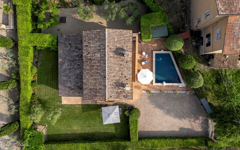 Villa Aperolli 4: Residential Area, Swimming Pool, House, Home, Land Lot, Roof, Urban Design, Garden, Estate, Landscaping