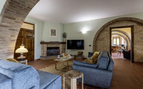 Podere Gellino 14: Mobilia, Parete, Interior Design, Pavimentazione, Soffitto, Divano, Pavimento, Camera, Illuminazione, Soggiorno