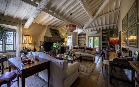 Case Novole 10: Furniture, Home, House, Chair, Table, Cottage, Door, Estate, Houseplant, Living Room