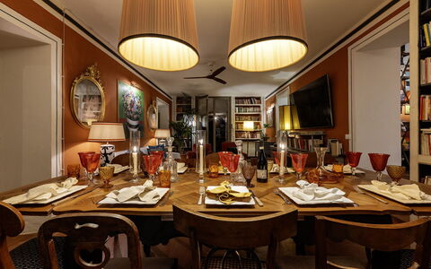 Case Novole 10: Furniture, Interior Design, Table, Chair, Ceiling, Dining Room, Lighting, Light Fixture, Tableware, Kitchen & Dining Room Table