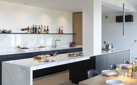 Casa dei Fiamminghi 10+2: Interior Design, Cucina, Mobilia, Controsoffitto, Parete, Pavimentazione, Illuminazione, Cabinetry, Soffitto, Pavimento