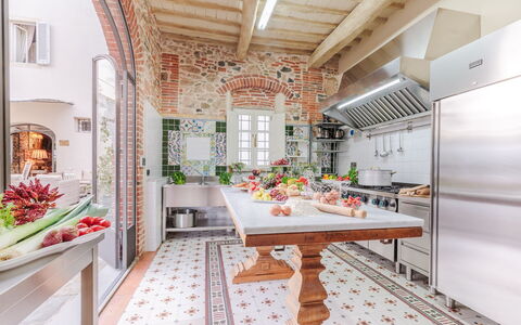 Villa Ginevra 12: Interior Design, Pavimentazione, Mobilia, Cucina, Pavimento, Casa, Sedia, Soffitto, Cucina & Sala Da Pranzo Tavolo, Controsoffitto