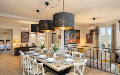 Villa Francesca 10: Mobilia, Interior Design, Sedia, Tavolo, Pavimentazione, Sala Da Pranzo, Lampada, Cucina & Sala Da Pranzo Tavolo, Soffitto, Illuminazione