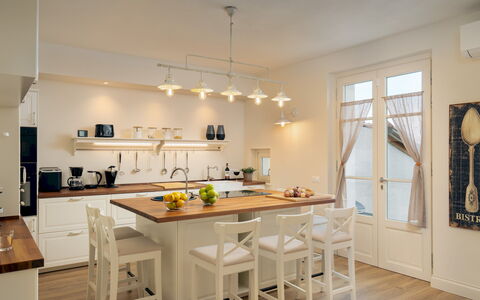 Villa Francesca 10: Mobilia, Interior Design, Pavimentazione, Lampada, Cucina, Legna, Pavimento, Soffitto, Controsoffitto, Sedia