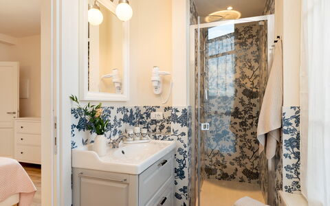 Villa Francesca 10: Interior Design, Pavimentazione, Pavimento, Idraulico Fixture, Bagno, Lavandino Del Bagno, Mobiletto Del Bagno, Tessile, Mobilia, Lavello